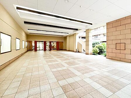 【エントランス】 清潔感のあるエントランス。住人同士のゆるやかな交流を育む場。