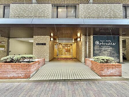【エントランス】住む人や訪れる人を室内へと優しくエスコートします。