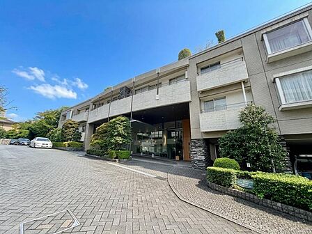 【外観】落ち着いた色合いで、周囲の街並みに馴染む外観です。