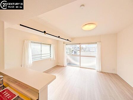 【LDK:13.9帖】 LDKは陽当たり良好、システムキッチン完備で料理も快適。風通しも良く心地よい暮らしが叶う空間です。