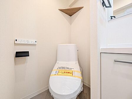 【トイレ】 清潔感のある内装。掃除のしやすさを重視した床材を使用しています。忙しい日々でも無理なく清潔さを保てます。