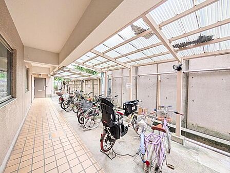 【駐輪場】 広くしっかりと区画分けされた駐輪場。管理も行き届いて使いやすそうです。