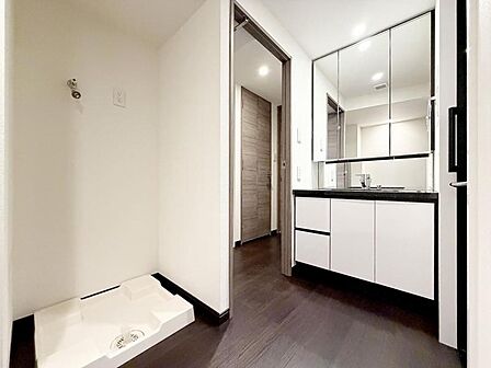 【洗面所】使い勝手の良い洗面台で、朝の準備もスムーズにこなせます。