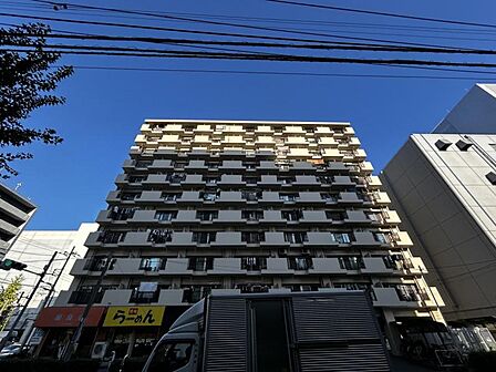 【外観】個性を感じる設計で印象に残る佇まい。