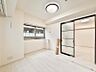 室内：【洋室：5.6帖】リビングと隣り合う洋室。趣味の部屋にもお子様の部屋にも出来る汎用性があります。