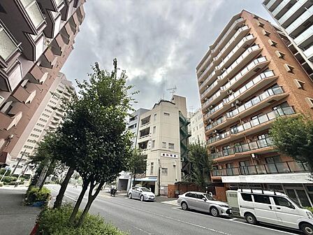 【外観】レンガ調タイルのクラシカルな佇まいが魅力的なマンション。
