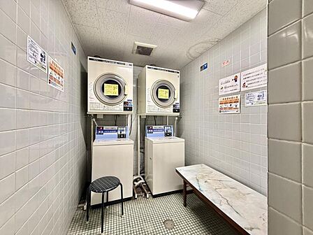 【共有部分】雨の日でも安心、乾燥機完備の便利な共用コインランドリー。