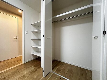 【収納】使い勝手の良い収納が豊富で、物が多くてもスッキリ片付けられます。