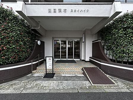 【外観】落ち着いた色合いで、周囲の街並みに馴染む外観です。