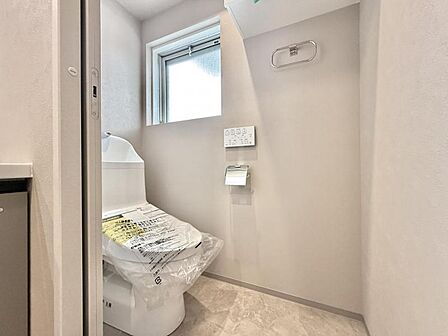 【トイレ】清潔感のあるシンプルで使いやすいトイレです。
