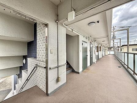 【エントランス】住まいの顔ともいえるエントランスは、洗練された印象に仕上がっています。