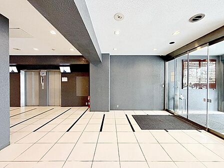 【エントランス】住まいの顔ともいえるエントランスは、上品で洗練された印象に仕上がっています。