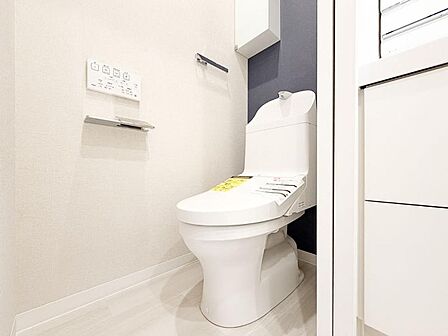 【トイレ】清潔感のあるシンプルで使いやすいトイレです。