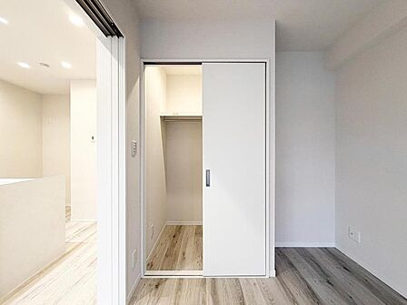 【収納】使い勝手の良い収納が豊富で、物が多くてもスッキリ片付けられます。