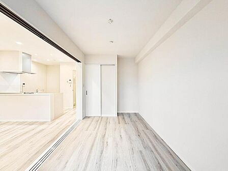 【洋室:5.5帖】仕事や趣味のスペースとしても活用できる、多用途に使える部屋。