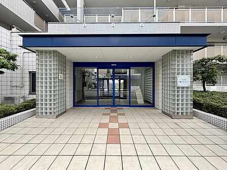 【エントランス】重厚感のあるエントランスデザインです。