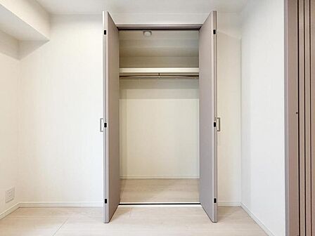 【収納】丈の長いコートやワンピースをハンガーに掛けてシワを付けずに収納できます。