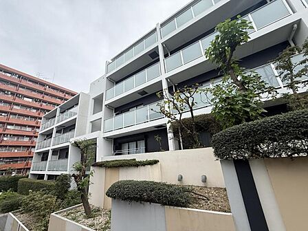【外観】陽光をたっぷりと取り込む明るい住空間。圧迫感がなく街並みに馴染む落ち着いた佇まい。