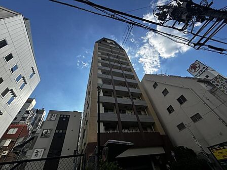 【外観】空へと伸びるシャープなライン。洗練された都市生活の象徴。