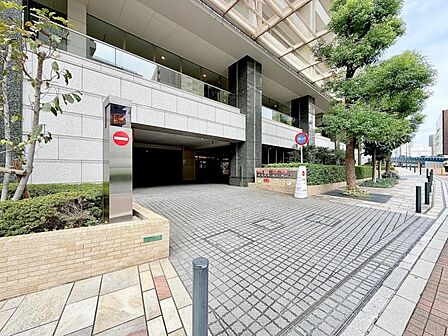 【駐車場】　屋根付き駐車場で大事な愛車も安心して置いておけます。