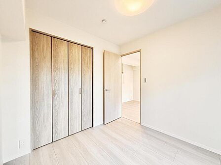 【洋室:4帖】シンプルで温かみのあるデザインで、ゆったりと過ごせます。