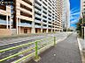 エントランス：【前面道路】　幅員にゆとりある前面道路。視界が広がり、確かな開放感があります。