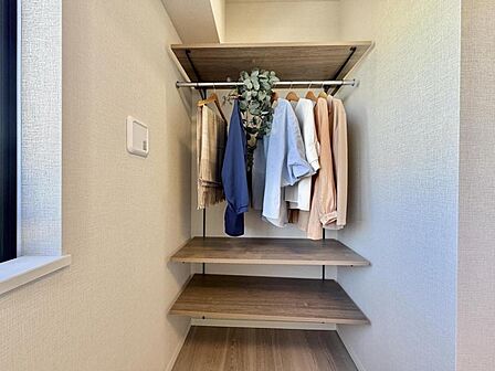 【収納】上部に棚もあり、お出かけの際の必需品バックやアクセサリーなども一緒に収納でき身支度もスムーズです。