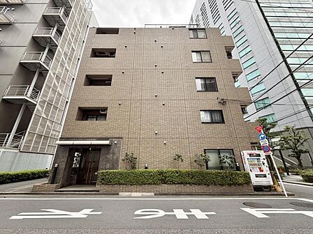 【外観】どっしりとした安定感のあるフォルム。時を経ても色褪せない、大切に管理されたマンション。