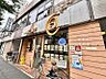 エントランス：【周辺環境】徒歩圏内に多種多様なお店が並んでいます。