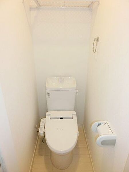 画像8:温水洗浄機能付きのトイレです。