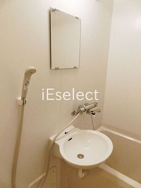 画像11:バスルームに洗面台あります。