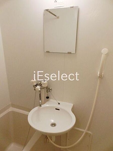 画像17:バスルームに洗面台がございます。
