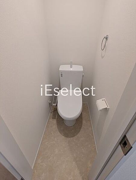 画像9:温水洗浄便座付きのトイレです?
