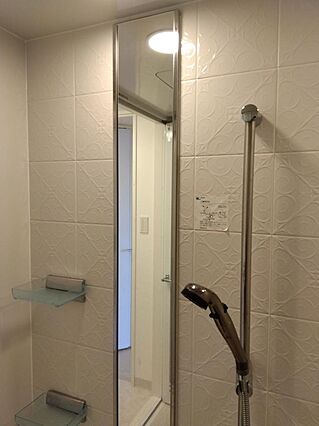 縦長の大型鏡で...