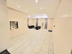 ソファセットが設けられたゆとりあるロビー。明るく清潔感のある共用空間が住まう方を迎えます。