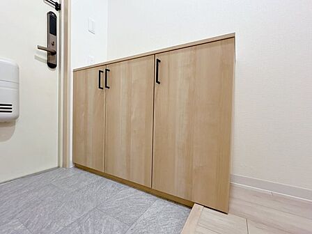 【リフォーム済】玄関内部です。床は遮音フロアへの張替えを行い、クロスの張替えも行いました。シューズボックスも新品交換いたしました。