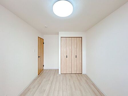【リフォーム済】南東側7帖の洋室です。床は遮音フロアへの張替えを行い、クロスの張替えや建具の交換を行いました。