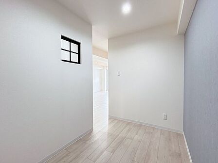 【リフォーム済】6帖の和室は間取り変更を行い、洋室のウォークインクローゼットと書斎に作り変えました。床は遮音フロアへの張替えを行い、クロスの張替えや建具の交換を行いました。
