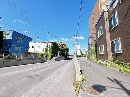 【前面道路】前面は小樽市道です。駐車場には建物反対側の道路から入れます。
