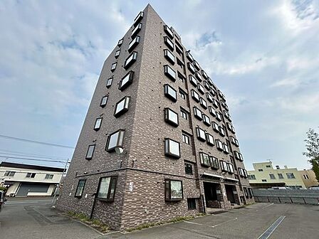 【外観】マンションの外観写真の別角度の写真です。敷地内駐車場側から撮影しております。