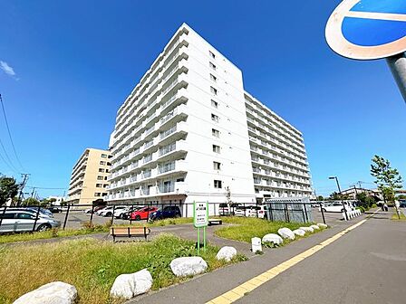 【現地外観】周りに大きな建物ないので陽当たり良好です。