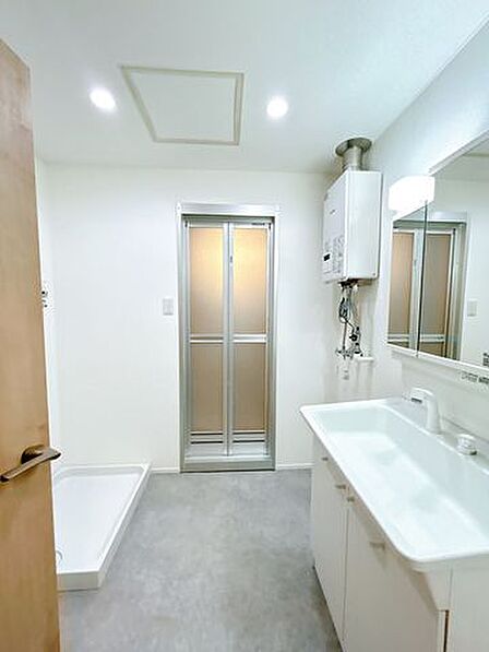 【リフォーム後】洗面脱衣所はボイラー交換、洗濯水栓交換、洗濯パン交換を行いました。十分なスペースがあるので洗濯機も設置しやすいですね。