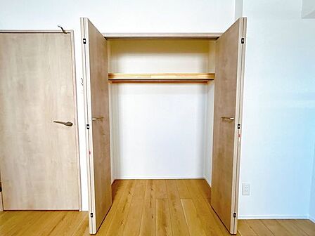 【リフォーム後】洋室約7帖の収納です。建具を交換しました。枕棚ポールも交換しました。