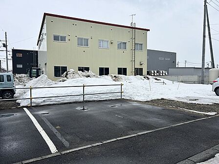 近隣の月極駐車場を借りていて引継ぎ可能です。月額6600円です。