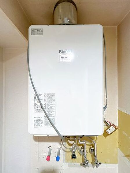 【給湯器】給湯器の写真です。給湯器は追い炊き付きの2025年Rinnai製のものが設置してあります。