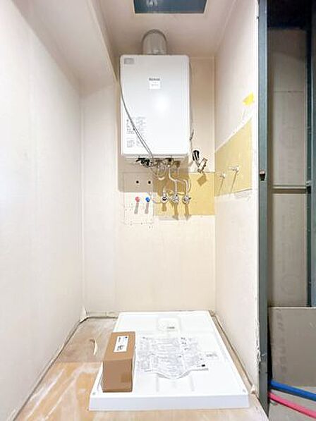 【リフォーム中_洗面室】洗面室の写真です。クロス貼替、クッションフロア重張、照明交換等リフォーム予定です。