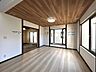 リビング/ダイニング：【リフォーム済】リビングは床を上張りしてクロスを張り替えました。照明も新品交換致しました。