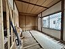 和室：【リフォーム中】6帖和室は洋室に間取り変更を行います。クッションフロア仕上げ、壁天井クロス張替え、照明器具交換を行います。