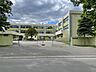 周辺：【小学校】昭和小学校まで徒歩11分（820ｍ）迷うことなく安心して通える距離ですね。毎朝、笑顔で送り出してあげましょう。