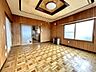リビング/ダイニング：【リフォーム中】リビング約10帖です。写真奥の建具を撤去して約17.5帖のLDKになります。